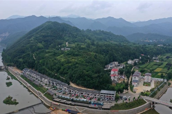 伏牛山区脱贫故事——小火车托起“金饭碗”