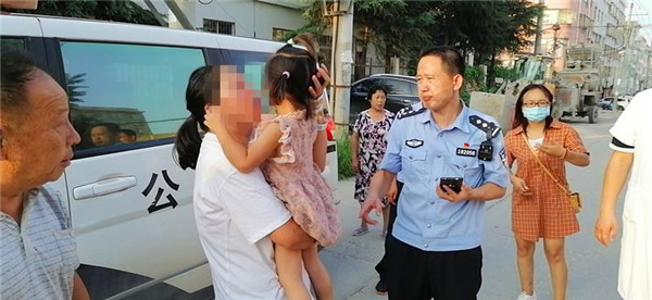 南召县公安局:3岁女童离开家长视线3分钟走失 民警历时130分钟千米外寻回