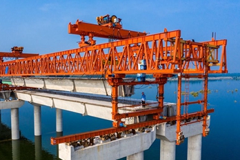 蓝天之下 沙河特大桥建设中