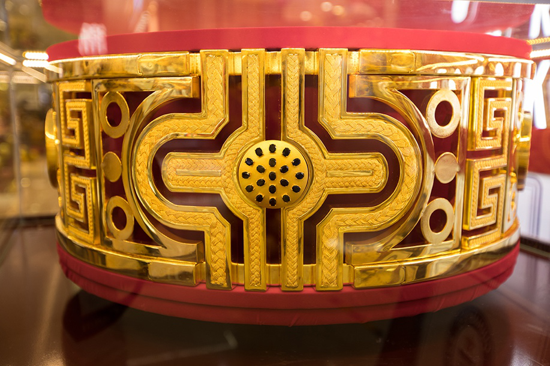 “巨型黄金戒指”在郑州展出 重82.2公斤价值数千万元