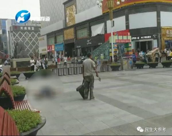 郑州警方发布通报：二七广场一名男子持斧砍人被当场制服！