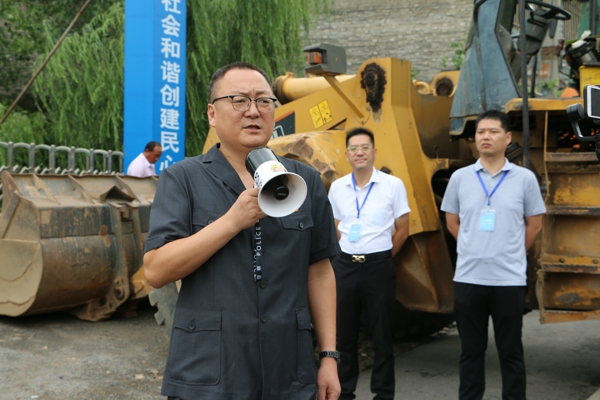 西峡法院:案外人干扰执行 强制腾迁显法威