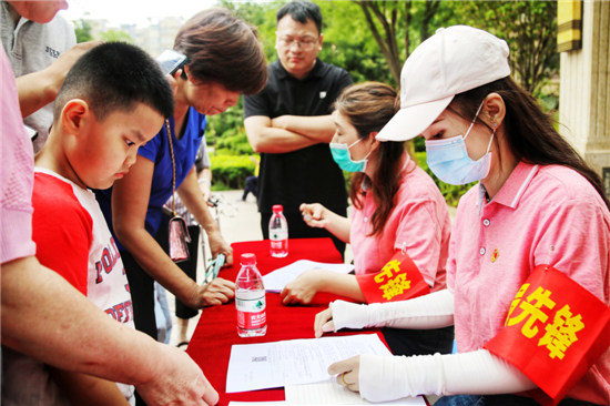 郑州文源小学：志愿服务强化防控 解读政策保障入学