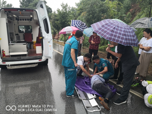 南召法院：办案途中，法官雨中撑伞救助车祸伤员