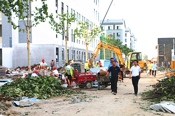 邓州市湍北高中：  齐心协力忙筹备 美景舒心迎新生