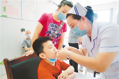 轻轻一喷 无须打针 全国首支鼻喷流感疫苗在郑接种