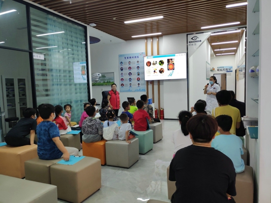 郑州花园路街道青少年社会实践活动——走进眼科诊所感受清晰“世界”