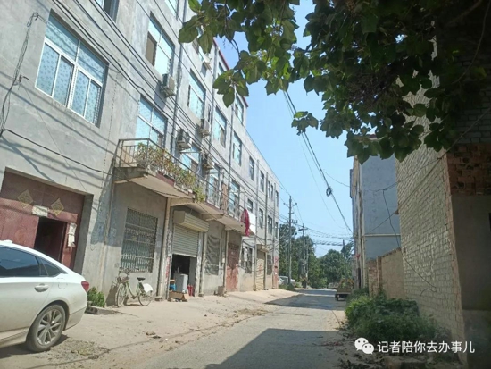 新郑市龙湖镇：渣土车深夜向村里倒垃圾，村民阻挡被打伤！
