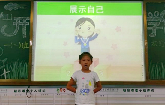 出彩脚印慢慢踩，小小嫩芽向光长------郑州高新区外国小学一年级新生开学首日剪影小记