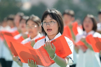 兴我中华！河南夏邑：三千新生诵经典