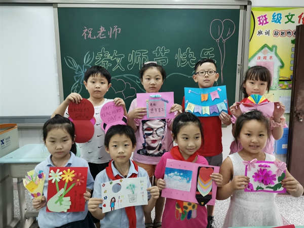 郑州市管城区南学街小学举行“温馨九月  感恩教师”主题队会活动