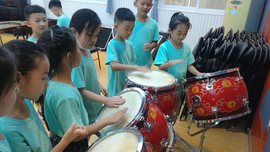 郑州市中原区百花艺术小学开展新生入学课程  扣好人生第一粒扣子