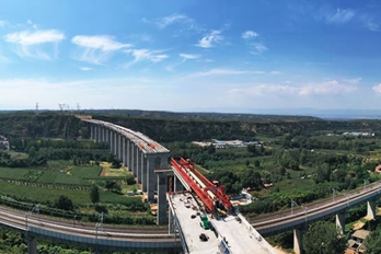 国道310三门峡段上跨浩吉、陇海铁路立交工程架梁施工中
