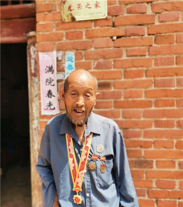 河南方城：104岁的姚自法“珍藏”那枚纪念章 