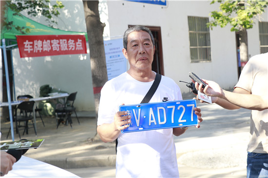 豫VAD727 郑州第一副豫V号牌诞生 双号牌时代开启