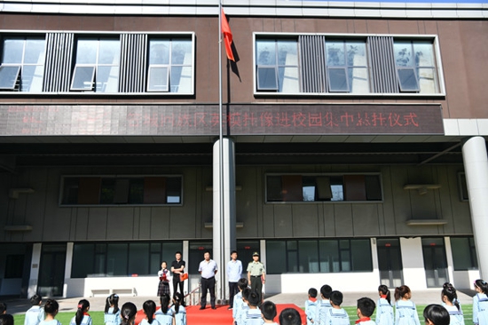 郑州管城回族区举行英模挂像进校园集中悬挂仪式