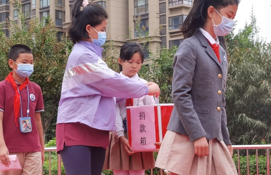 共献一份爱，真情满校园——郑州高新区外国语小学举行“双慈善日”爱心捐款活动