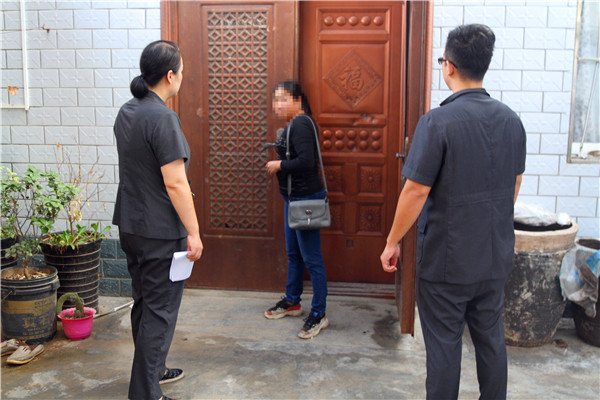 社旗男子欠款6400元在直播镜头下被法院执行干警拘传