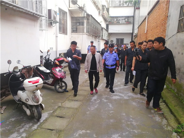 社旗男子欠款6400元在直播镜头下被法院执行干警拘传
