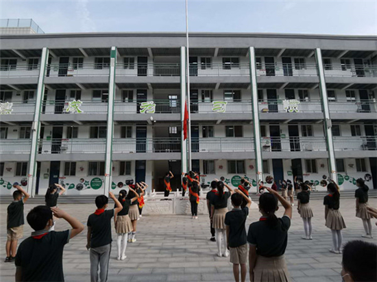 郑州市新柳路小学组织开展“同升国旗 同唱国歌“升旗仪式