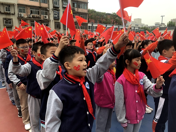 展红旗，贺华诞！郑州二七区京广路小学举行“迎国庆”升旗仪式