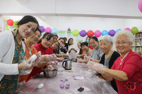 郑州花园路街道老年大学举办“中秋团圆宴”活动