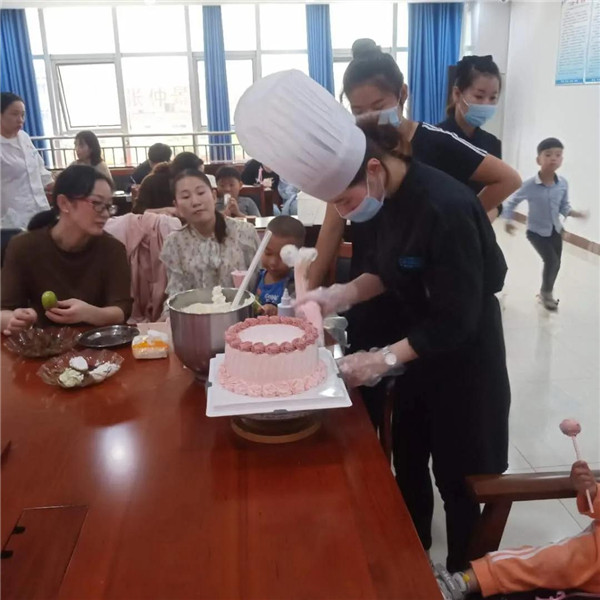 新野县人民医院举行“喜迎中秋 欢迎国庆”手工烘培活动