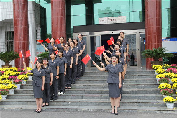 南阳卧龙区法院举行“喜迎新中国成立71周年”宣誓仪式