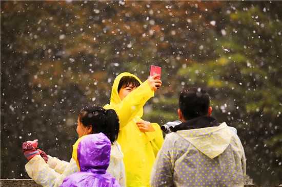 尧山风景区迎来今年节第一场雪， 比往年来的更早一些