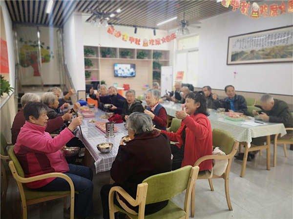 同吃一碗面 共祝祖国好