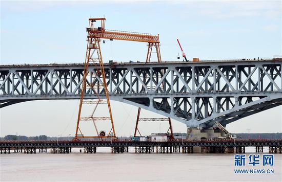 郑济铁路郑州黄河特大桥铺设桥面 进入最后建设阶段