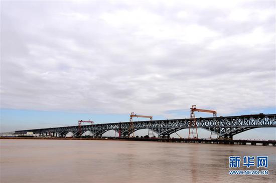 郑济铁路郑州黄河特大桥铺设桥面 进入最后建设阶段