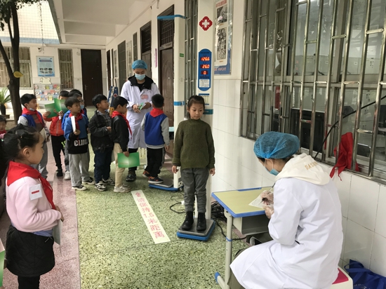 郑州市管城区南学街小学开展健康体检活动