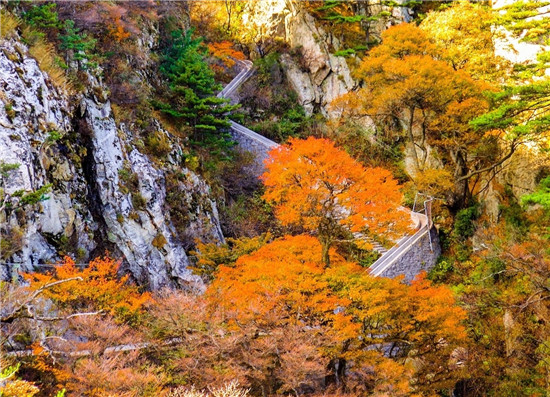 多彩尧山惹人醉 一入此境不思归