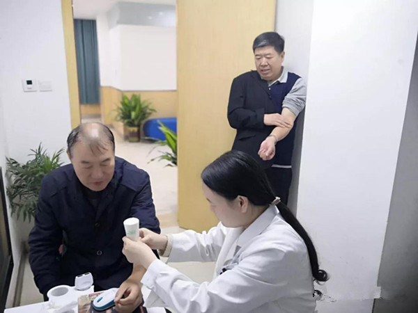 邓州市人民医院组织离退休职工进行健康体检