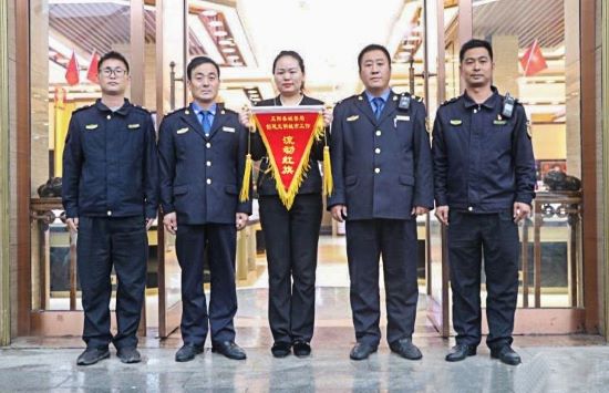 正阳县城管局:评选红黑旗 卫生大改观