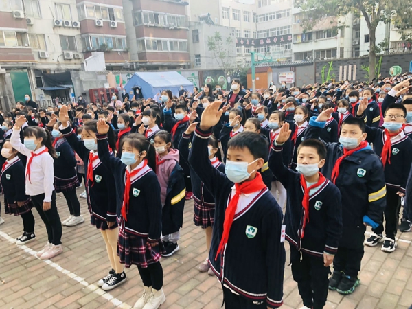 郑州市管城区南关小学举行 “迎难而上 勇于担当”主题升旗仪式