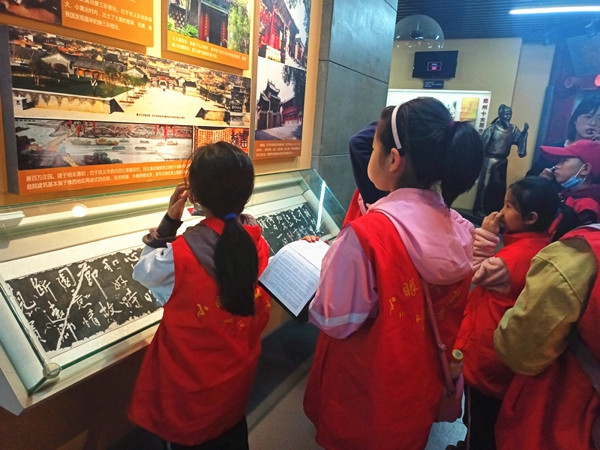 南关小学“皂荚树”寻访小队 走进郑州市档案馆，感受家乡沧桑变化