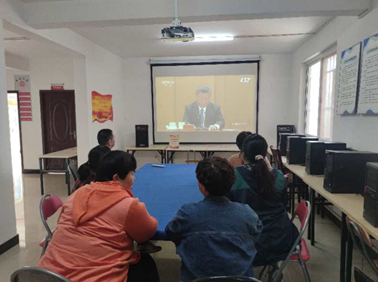 郑州市国基路街道组织收看纪念中国人民志愿军抗美援朝出国作战70周年大会