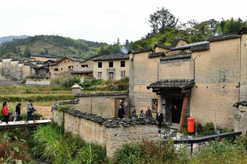 福建：水田环绕的“网红”书店