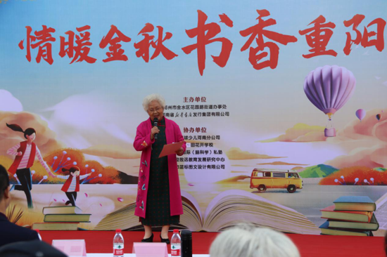 尊老爱老 全民阅读 郑州市花园路街道组织开展“情暖金秋•书香重阳”重阳节活动