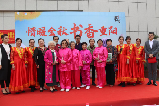 尊老爱老 全民阅读 郑州市花园路街道组织开展“情暖金秋•书香重阳”重阳节活动