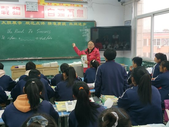 三门峡英语教师朱红：山区支教结束后 她连打两年报告选择继续留教