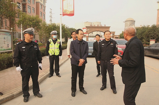 武陟县政协副主席王晓洋带队视察道路交通安全宣传工作