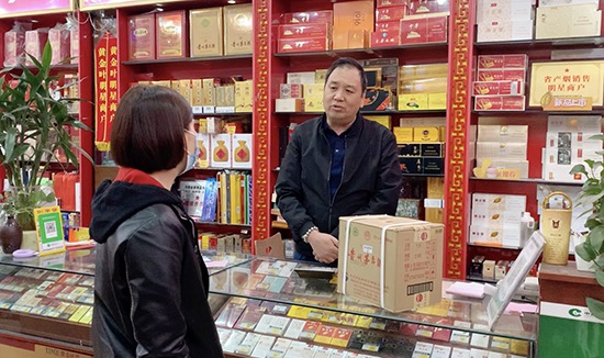 郑州一女子花费上万元买到一箱假茅台 有发票清单却遭维权难