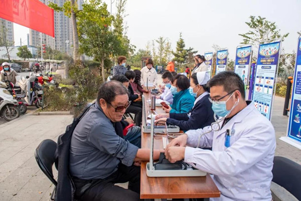 唐河县人民医院举行“医体融合 预防卒中”为主题的义诊活动