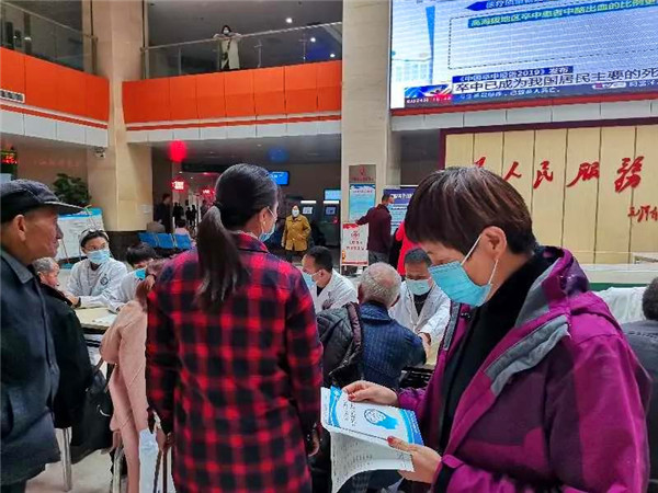 新野县人民医院举行“第十五个世界卒中日”义诊活动
