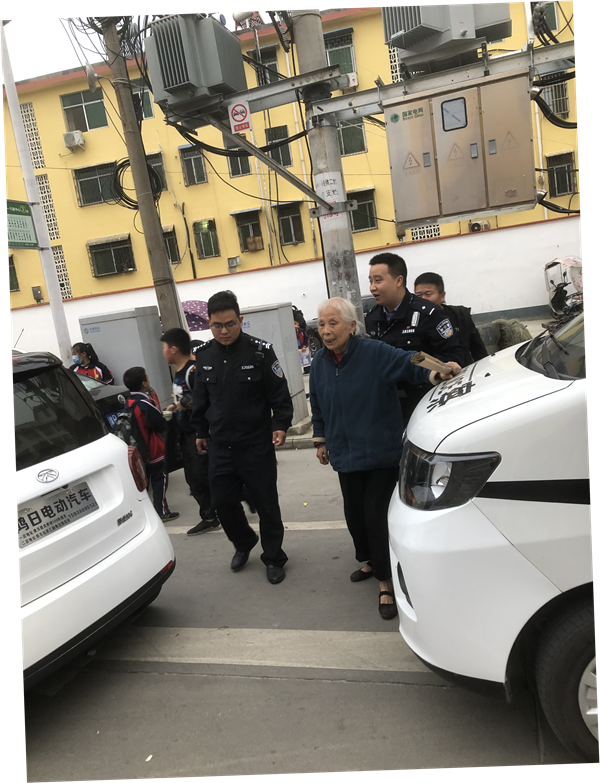 南召公安：迷路老人街头“遇险” 快速出警安全回家 