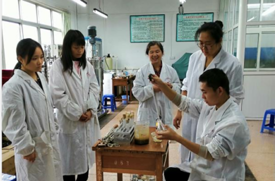 三门峡职业技术学院食品园林学院开展砚池水质监测志愿服务活动