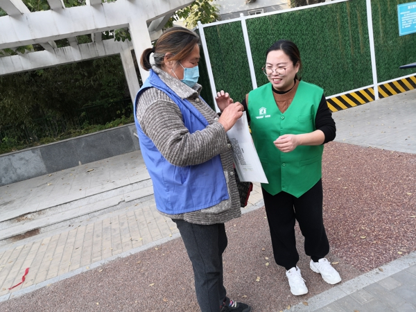郑州市金水区妇联在花园路街道甲院社区开展“垃圾分类、全员参与”宣传活动